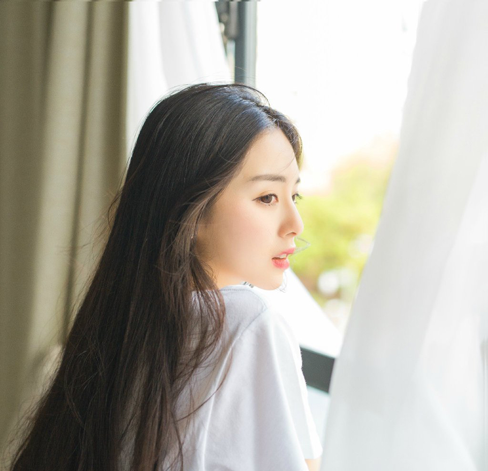“见过孟达将军。”房间里，哪里有什么刘璋和刘璝夫人的影子，却见一男一女两人见到孟达之后，站起身来，抱了抱拳：“不知事情如何？”